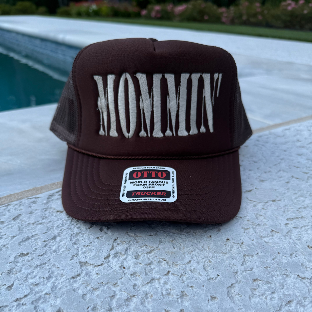 MOMMIN' Trucker Hat